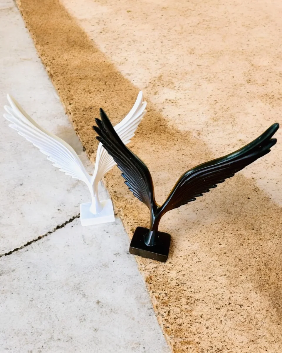 Elegant änglavingefigur 15 cm hög – "Skridskande Väktare", möjlighet till personlig gravyr som present, personalisering, 2 färgvarianter - Bild 3