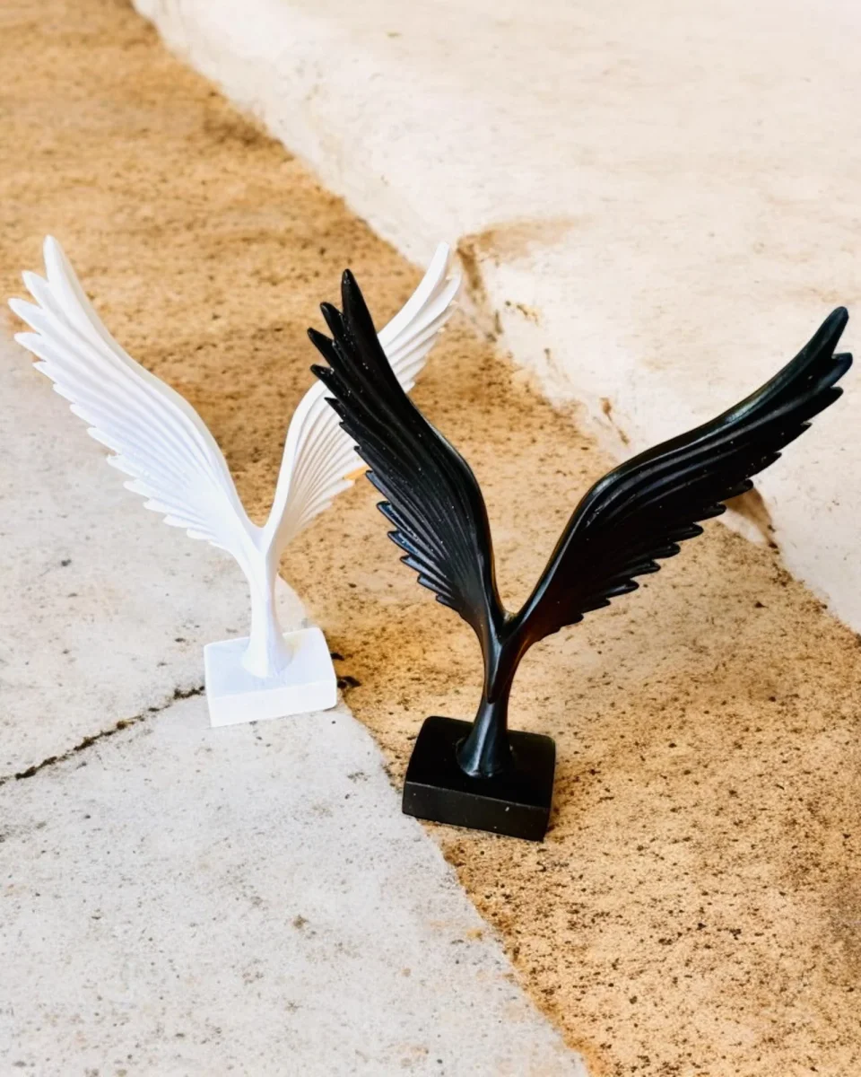 Elegant änglavingefigur 15 cm hög – "Skridskande Väktare", möjlighet till personlig gravyr som present, personalisering, 2 färgvarianter - Bild 2