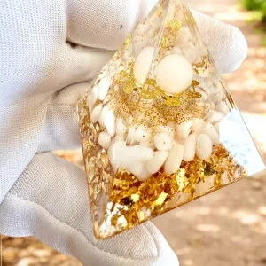 Orgonitisk Energi Pyramid med Vita Stenar - "Golden Harmony", perfekt som present