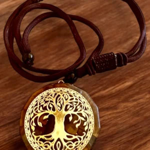 Amulett "Livets Träd" med tigeröga, halsband som present med personlig gravyr