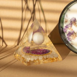 Orgonitpyramid med vit kvartsboll 7x6 cm - naturliga kvartsbitar och guldflingor