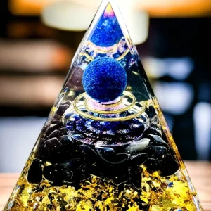 Orgonitpyramid med Kristaller för Meditation – Utstrålar Positiv Energi och Rikedom