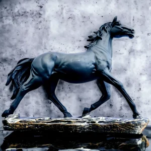 "Czarny Galop" - Elegant Hästfigur med Graveringsmöjlighet
