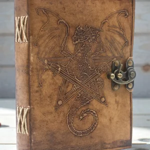 Läderanteckningsbok Draken, legendarnas väktare – handpräglad 20 × 15 cm